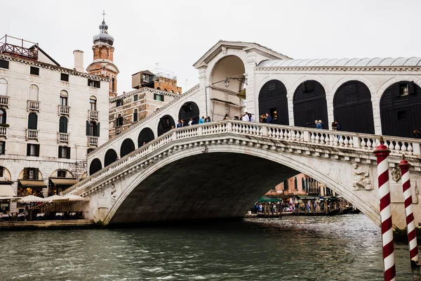 VENICE, ITALY - 24 СЕНТЯБРЯ 2019 г.: древний мост Риальто и Большой канал в Венеции, Италия — стоковое фото