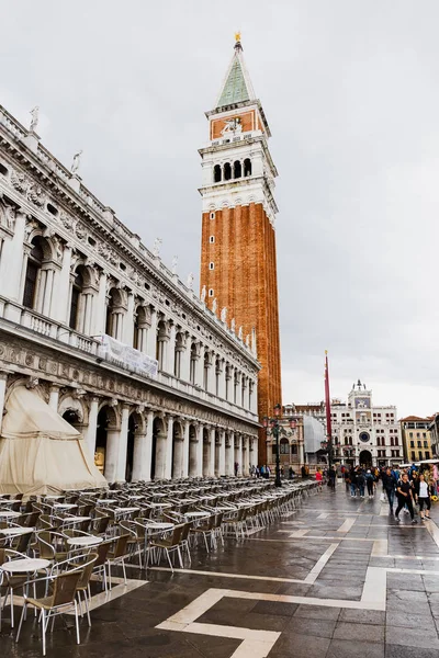 VENICE, ITALY - 24 СЕНТЯБРЯ 2019 г.: люди, идущие возле колокольни святого Марка в Венеции, Италия — стоковое фото