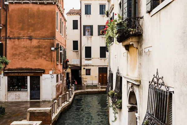 VENECIA, ITALIA - 24 DE SEPTIEMBRE DE 2019: Canal y edificio antiguo en Venecia, Italia - foto de stock