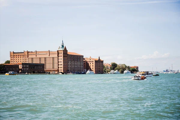 Vue des bateaux à moteur flottants près des bâtiments anciens à Venise, Italie — Photo de stock