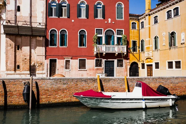 Motor boat near bright and colorful buildings in Venice, Italy — Stock Photo