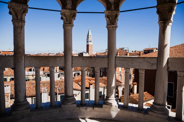 Vista de edificios antiguos y del campanario de San Marcos en Venecia, Italia - foto de stock