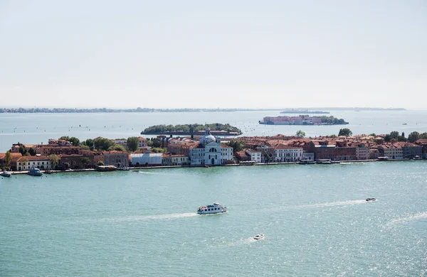 Vista di antichi edifici e barche a motore galleggianti sul fiume a Venezia — Foto stock