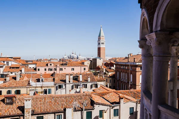 Saint Mark Glockenturm und antike Gebäude in Venedig, Italien — Stockfoto