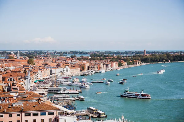 Vista di antichi edifici, barche a motore e vaporetti galleggianti sul fiume a Venezia — Foto stock