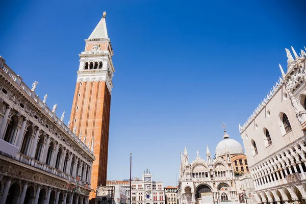 Veduta ad angolo basso del Campanile di San Marco e della Basilica Cattedrale di San Marco a Venezia — Foto stock
