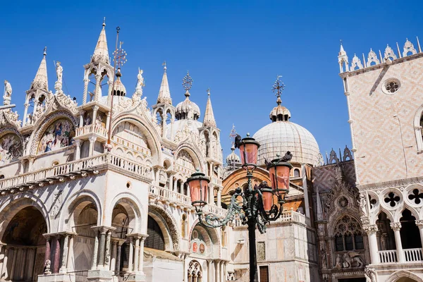 Ancienne basilique cathédrale de Saint-Marc à Venise, Italie — Photo de stock