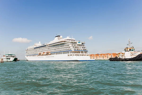 Kreuzfahrtschiff und Schiffe auf dem Fluss in Venedig, Italien — Stockfoto
