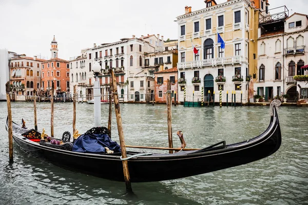 Canal con góndola y edificios antiguos en Venecia, Italia - foto de stock