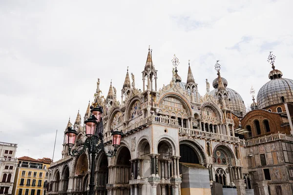 Vue en angle bas de la basilique cathédrale de Saint-Marc à Venise, Italie — Photo de stock