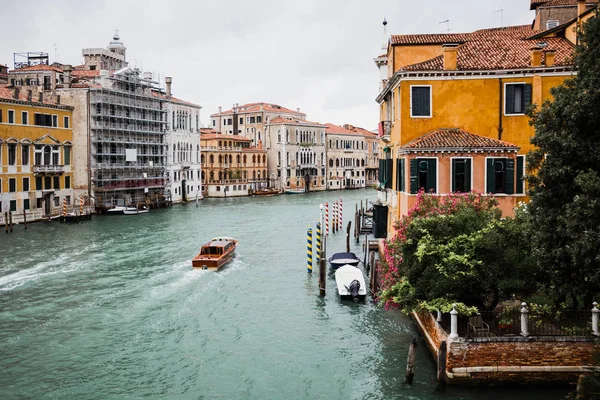 Vaporetto floating on canal bear ancient buildings in Venice, Italy — стоковое фото
