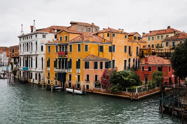 Канал і стародавні будівлі з рослинами у Венеції, Італія. — стокове фото
