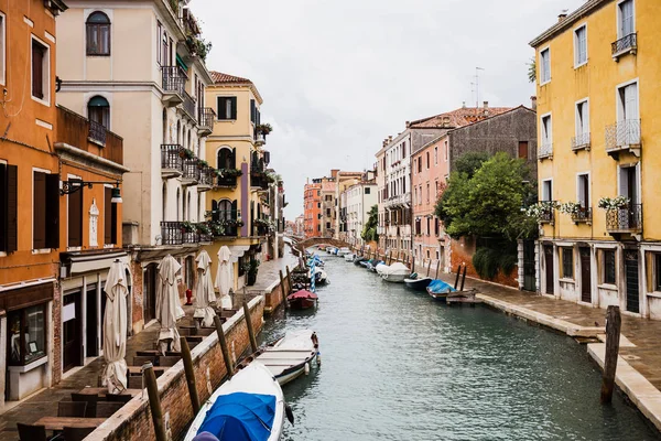 Barcos a motor perto de edifícios antigos e luminosos em Veneza, Itália — Fotografia de Stock