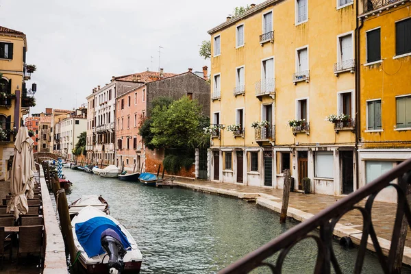 Моторні човни біля стародавніх і яскравих будинків у Венеції (Італія). — стокове фото