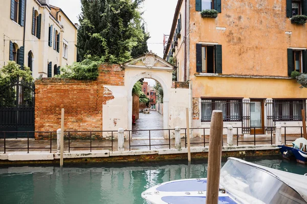 Barco a motor, canal e edifícios antigos em Veneza, Itália — Fotografia de Stock