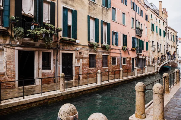 Canal e edifícios antigos com plantas em Veneza, Itália — Fotografia de Stock