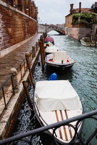 Canal, barcos a motor e edifícios antigos em Veneza, Italia — Fotografia de Stock