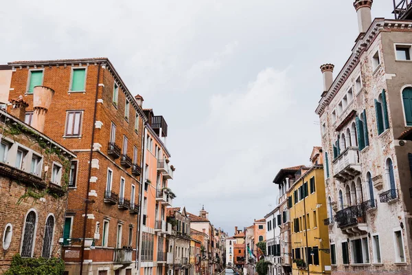 Edifici antichi e colorati con piante a Venezia — Foto stock