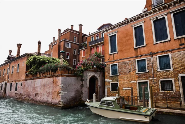 Canal, barco a motor y edificios antiguos en Venecia, Italia - foto de stock