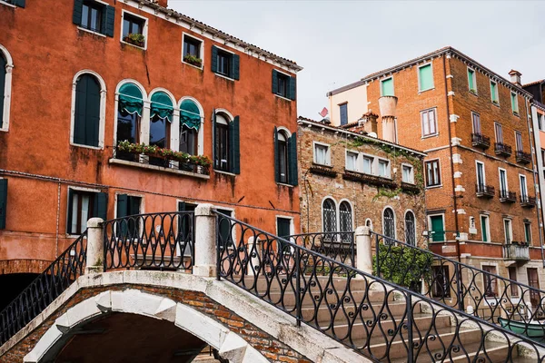 Puente y edificios antiguos con plantas en Venecia, Italia - foto de stock