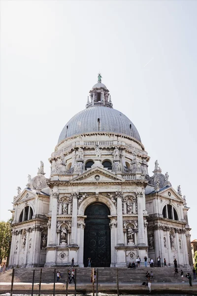 VENECIA, ITALIA - 24 DE SEPTIEMBRE DE 2019: Iglesia Santa Maria della Salute en Venecia, Italia - foto de stock