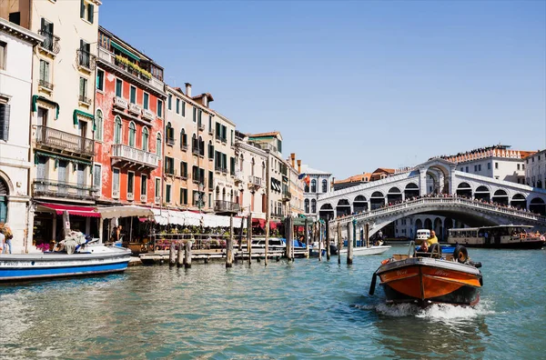VENECIA, ITALIA - 24 DE SEPTIEMBRE DE 2019: Puente de Rialto, edificios antiguos y lancha a motor flotando en el canal en Venecia, Italia - foto de stock