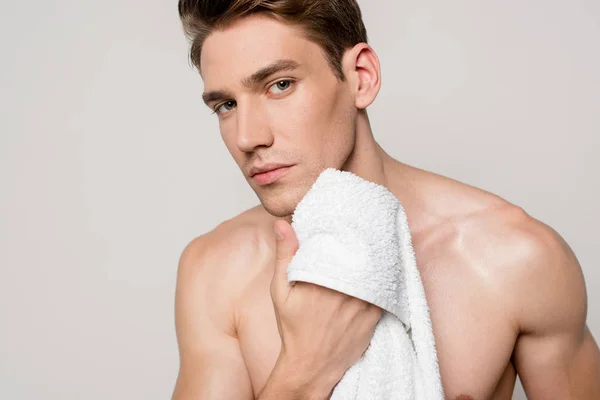 Homem sexy com tronco muscular segurando toalha de algodão isolado no cinza — Fotografia de Stock