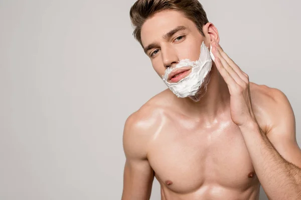 Homem sexy com tronco muscular aplicando espuma de barbear isolado no cinza — Fotografia de Stock