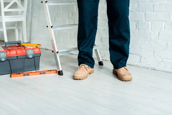 Ausgeschnittene Ansicht des Installateurs, der in der Nähe des Werkzeugkastens steht — Stockfoto