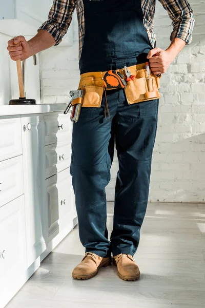 Vista ritagliata dell'installatore in piedi con pugno serrato e idraulico di tenuta — Foto stock