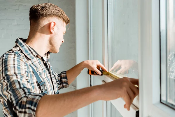 Selektiver Fokus des Installateurs Messfenster — Stockfoto