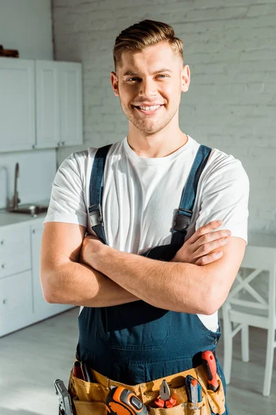 Glücklicher Installateur in Overalls mit verschränkten Armen — Stockfoto