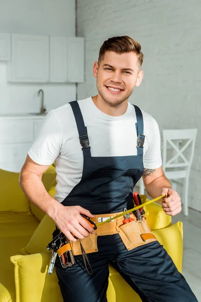 Sonnenschein auf gut gelaunten Installateuren in Latzhosen mit Maßband — Stockfoto