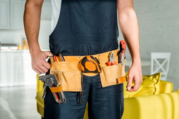 Ausgeschnittene Ansicht des Installateurs im Stehen und Berühren des Werkzeuggürtels — Stockfoto