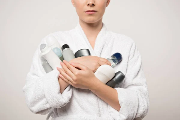 Vista parziale della donna in accappatoio contenente diversi deodoranti isolati su grigio — Foto stock