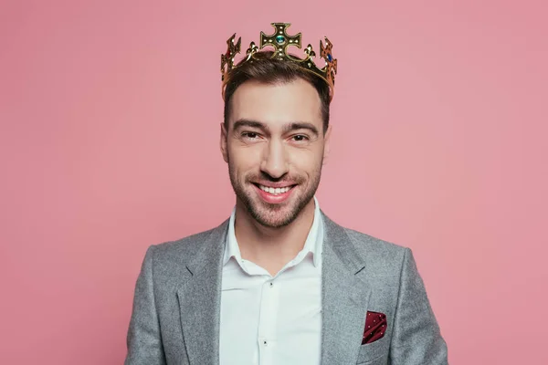 Retrato de homem barbudo feliz em coroa e terno, isolado em rosa — Fotografia de Stock