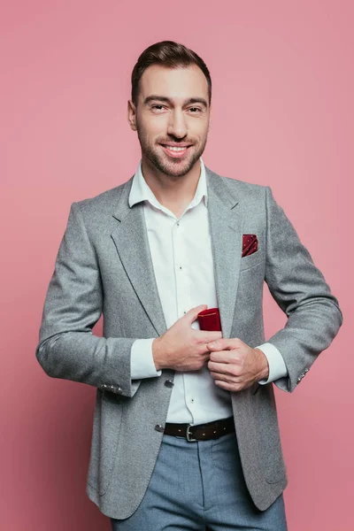 Schöner positiver Mann mit Antragsbox, isoliert auf rosa — Stockfoto