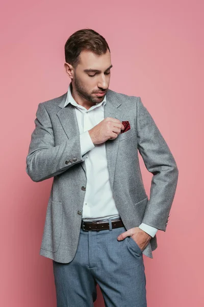 Красивий бородатий чоловік у сірому костюмі, ізольований на рожевому — Stock Photo