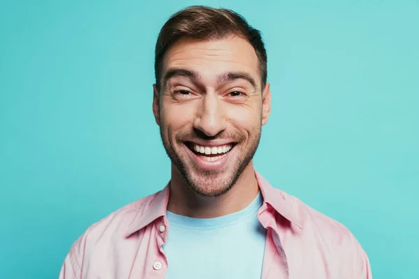 Retrato de sonriente hombre guapo positivo aislado en azul - foto de stock