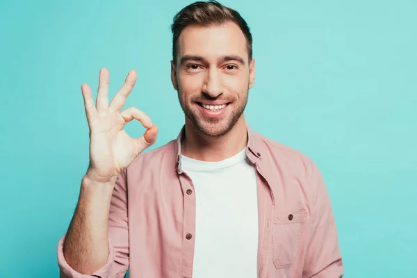 Alegre guapo hombre mostrando ok signo, aislado en azul - foto de stock