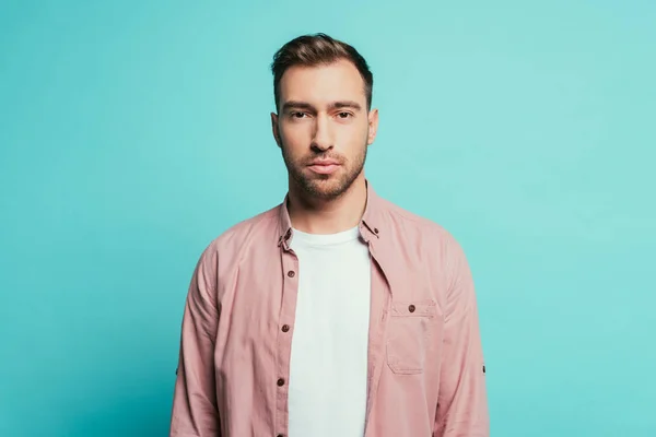 Bouleversé beau homme debout isolé sur bleu — Photo de stock