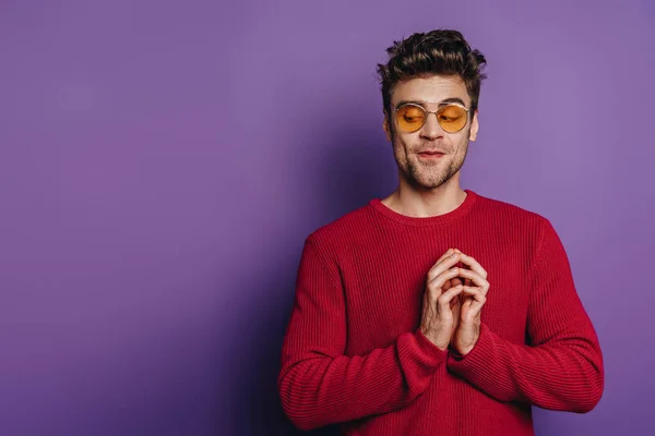 Astúcia homem gestos com os dedos unidos no fundo roxo — Fotografia de Stock