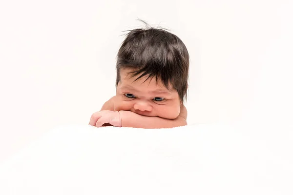 Чарівна змішана гонка новонароджена дитина ізольована на білому — стокове фото