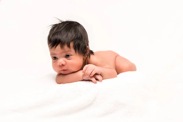 Lindo y desnudo mezcla raza recién nacido bebé aislado en blanco - foto de stock