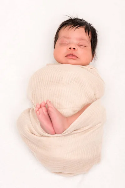 Vista dall'alto di carino bambino di razza mista avvolto in coperta dormire isolato su bianco — Foto stock