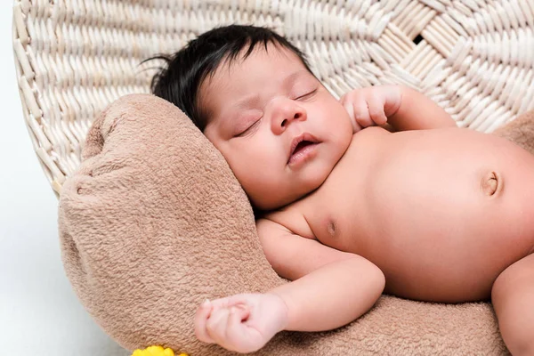Голый младенец смешанной расы спит в корзине на белом — стоковое фото