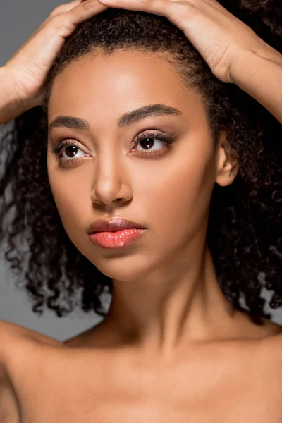 Linda menina afro-americana encaracolado, isolado em cinza — Fotografia de Stock