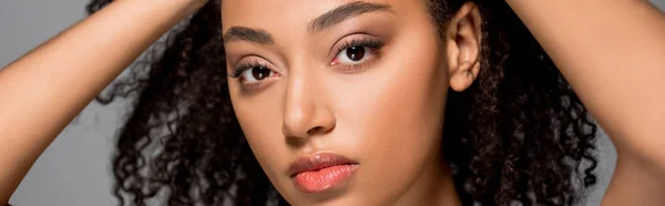 Plano panorámico de chica afroamericana rizada atractiva, aislado en gris - foto de stock
