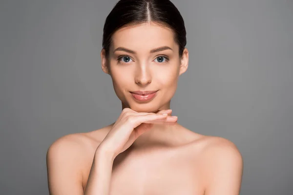 Chica desnuda sonriente con la piel perfecta, aislado en gris - foto de stock