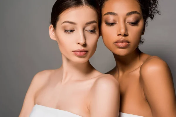 Retrato de mujeres multiculturales tiernas atractivas, aisladas en gris - foto de stock